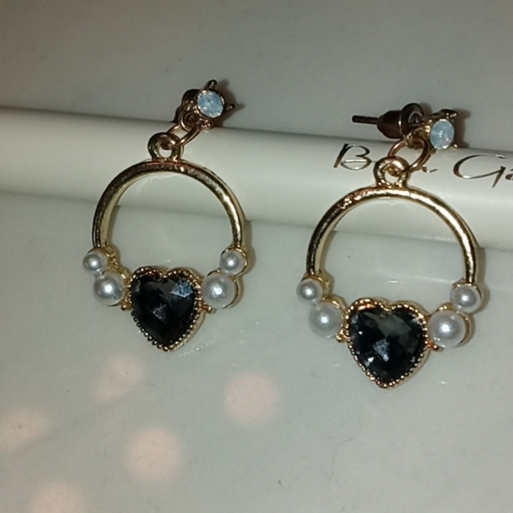 Small Hoop Black Heart Gem with Pearls